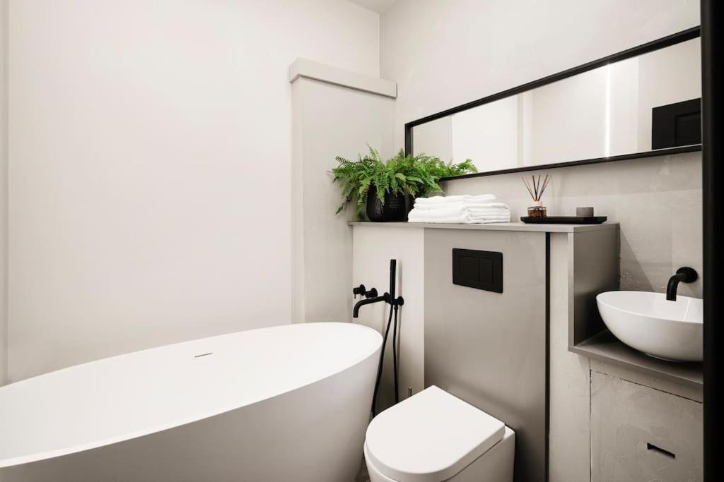 High End Free Parking Wifi Balcony Ensuite Cheltenham Exterior photo